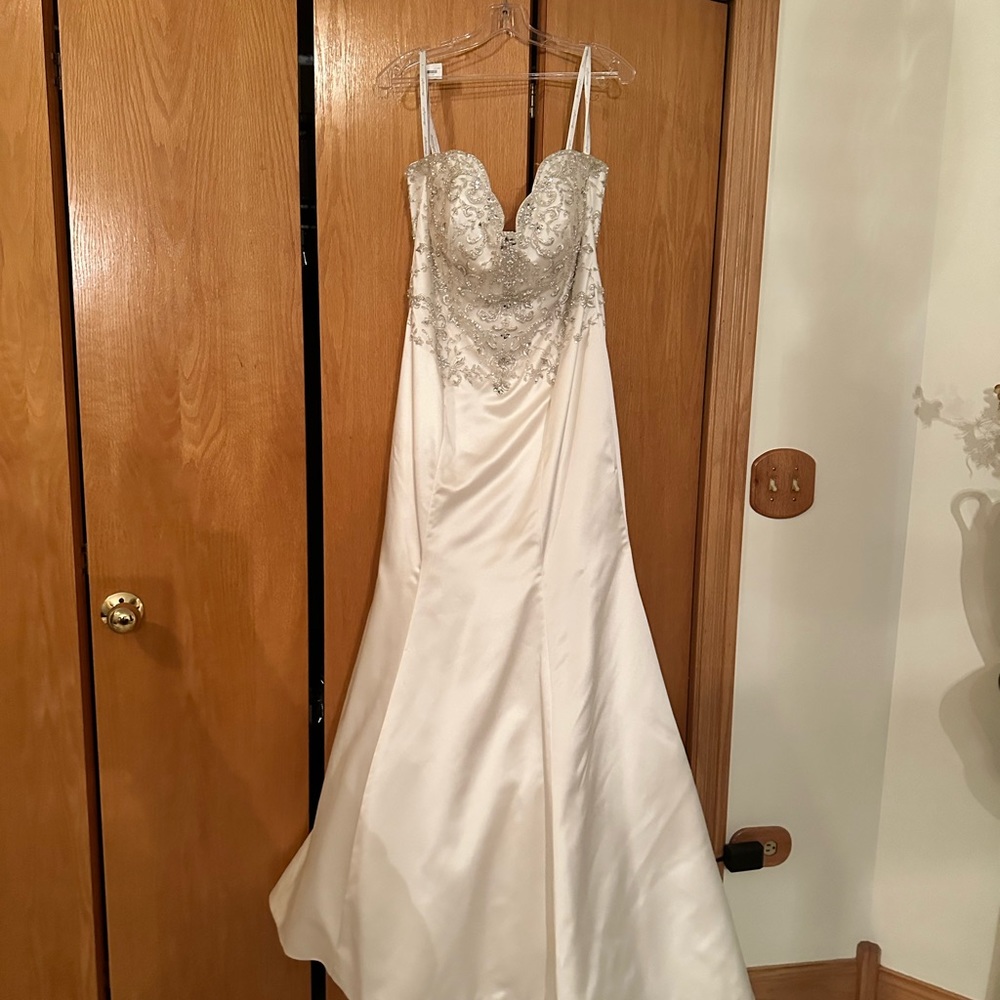 NWT WEDDING DRESS
